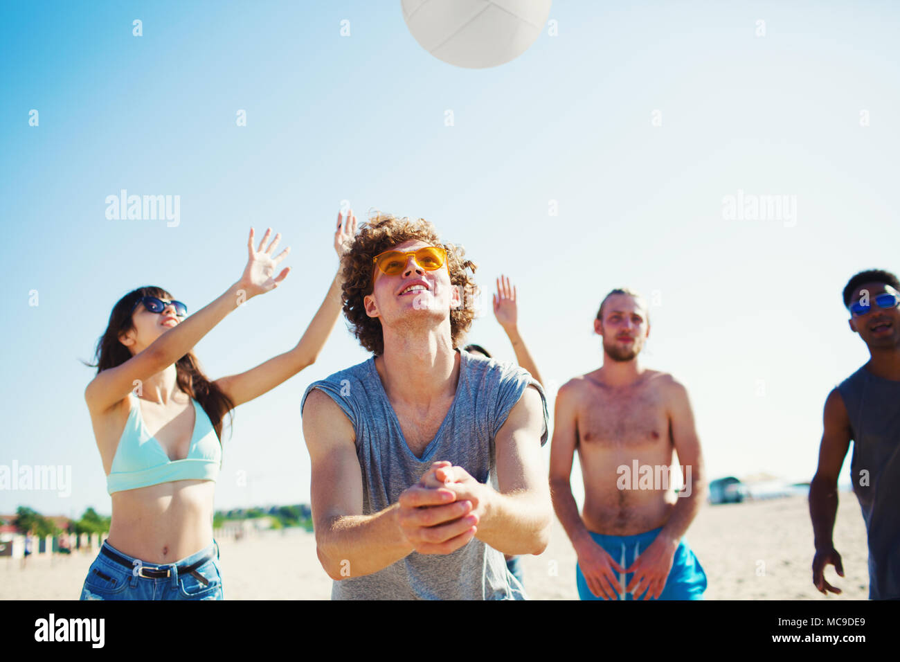 Gruppe von Freunden zu Beach-Volleyball am Strand spielen Stockfoto