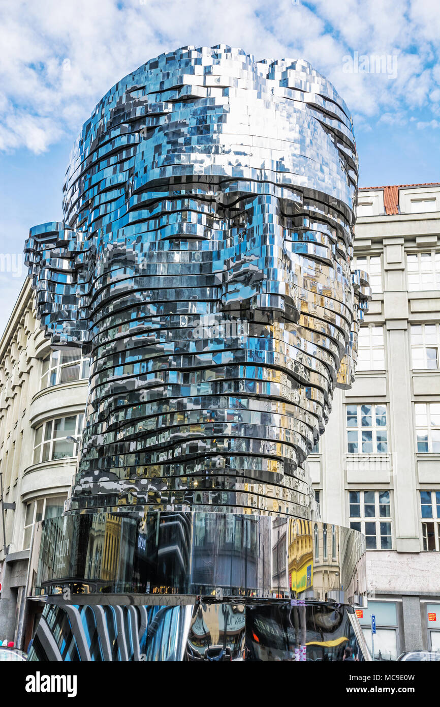 Bewegliche Statue von Franz Kafka in Prag, Tschechische Republik. Künstlerische symbolische Objekt. Architektonische Thema. Stockfoto