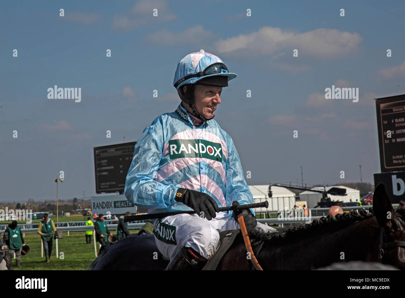 Jockey Noel Fehily auf dem Pferd schwarz Op, der Sieger der Betway des Mersey Anfänger Hürde an der Grand National in Aintree, April 2018. Stockfoto