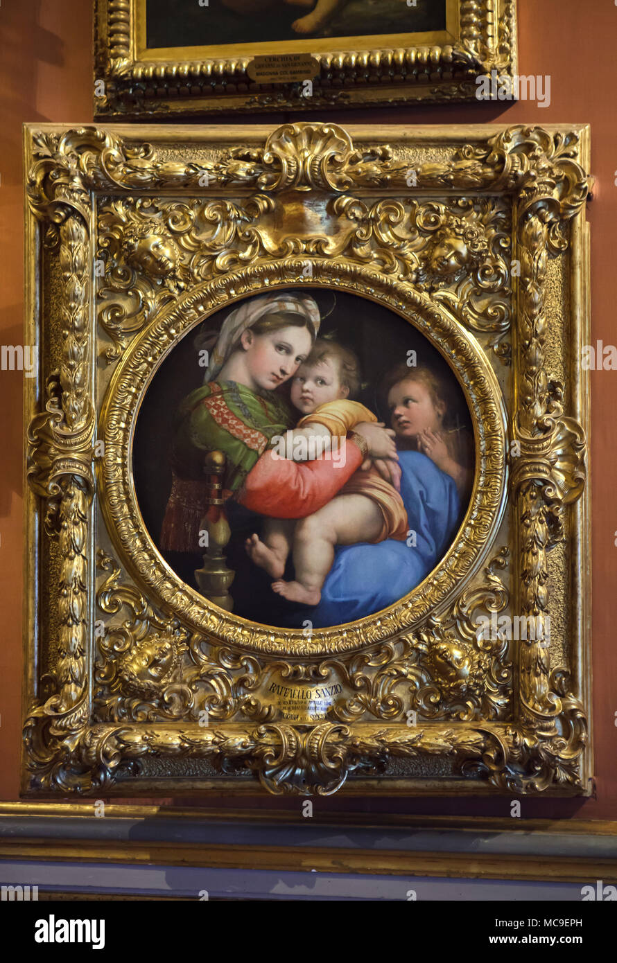 Gemälde "Madonna della seggiola" (1513-1514) von der italienischen Renaissance Maler Raphael auf Anzeige in der Galerie Palatina (Galleria Palatina) im Palazzo Pitti in Florenz, Toskana, Italien. Stockfoto