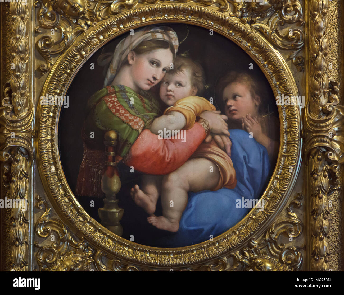 Gemälde "Madonna della seggiola" (1513-1514) von der italienischen Renaissance Maler Raphael auf Anzeige in der Galerie Palatina (Galleria Palatina) im Palazzo Pitti in Florenz, Toskana, Italien. Stockfoto