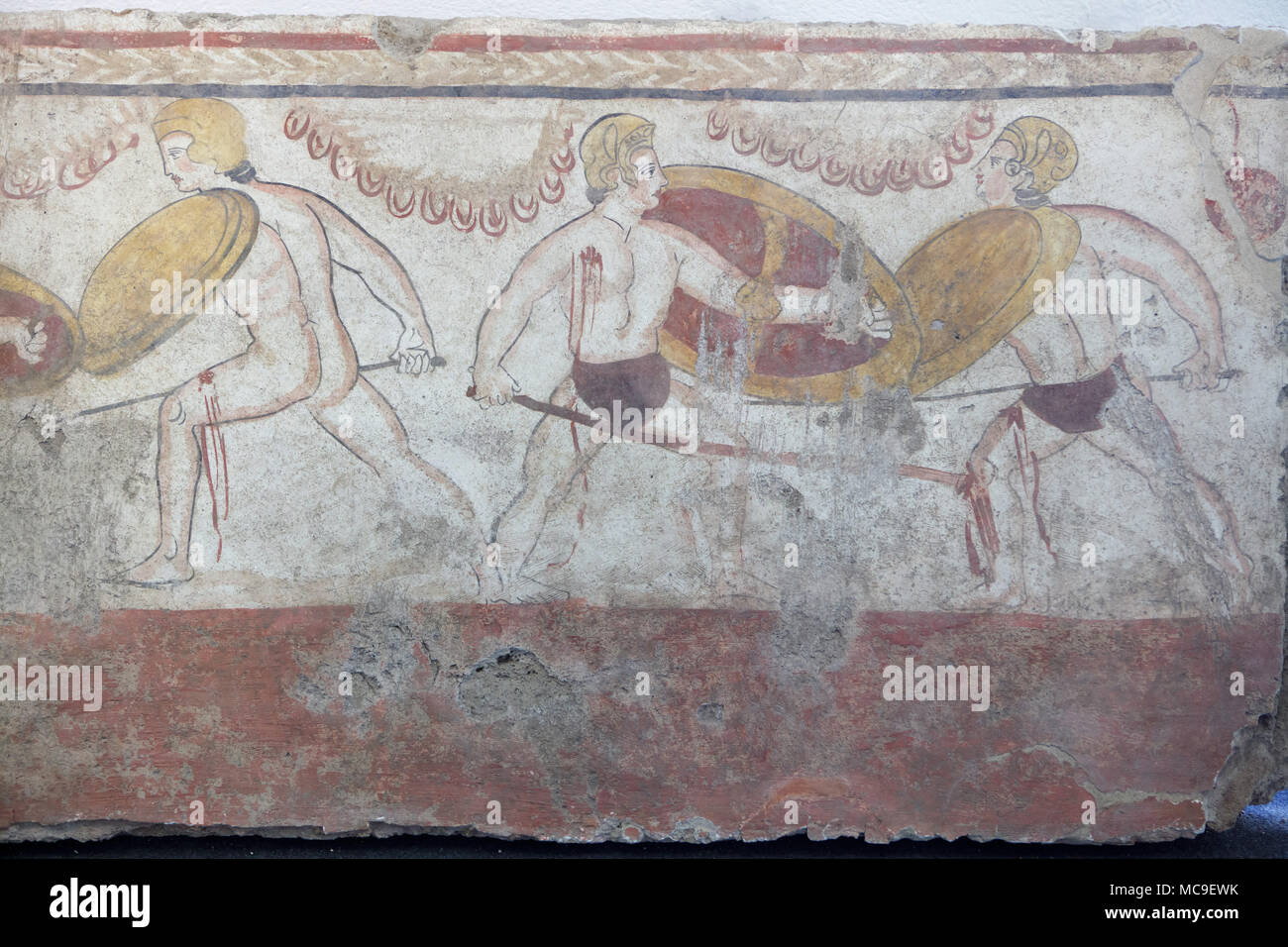 Duell der Gladiatoren in der Lukanischen Fresko dargestellt von um 350 v. Chr. aus dem Grab 10 Der laghetto Nekropole auf Anzeige im Paestum Archäologischen Museum (Museo Archeologico di Paestum) in Paestum, Kampanien, Italien. Stockfoto