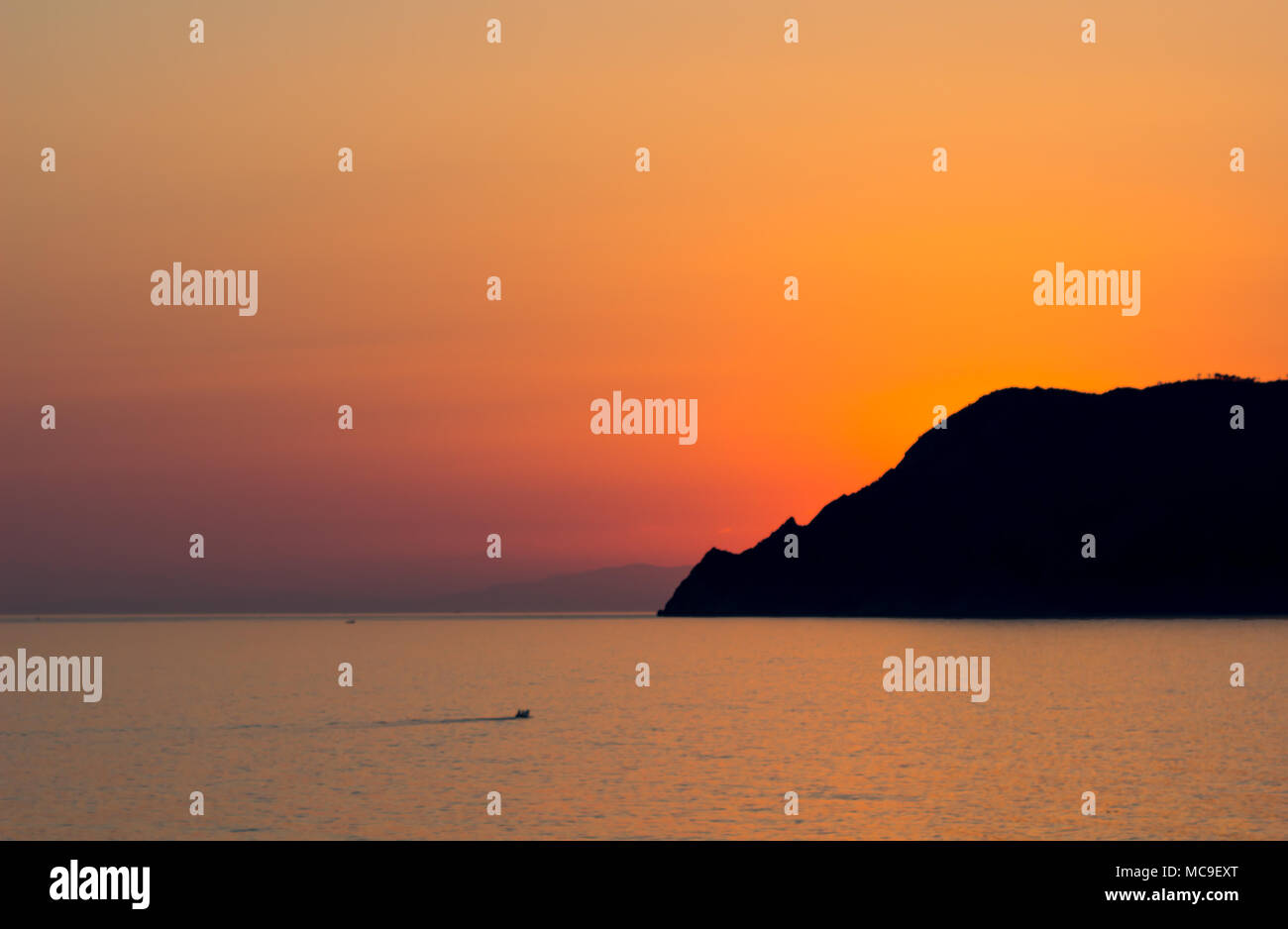 Natürliche Sonnenuntergang, Sonnenaufgang über dem Meer, Berg hell Dramatischer Himmel und dunklen Boden. Landschaft Landschaft unter malerischen bunten Himmel bei Sonnenuntergang Dämmerung Sonnenaufgang Stockfoto