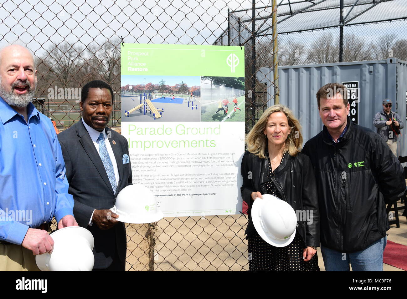 New York City, USA. 13 Apr, 2018. Beamte posieren vor geplanten Renovierung. Die Prospect Park Alliance, mit Hilfe von NYC Ratsmitglied Mathieu Eugene, brach Boden in Prospect Park einen neuen Erwachsenen Erholungsgebiet im Park Exerzierplatz, zwölf Arten von Fitnessgeräte und eine Kühlung zu starten, beschlagen Linie in der Nähe der Fußballplätze. Credit: Andy Katz/Pacific Press/Alamy leben Nachrichten Stockfoto