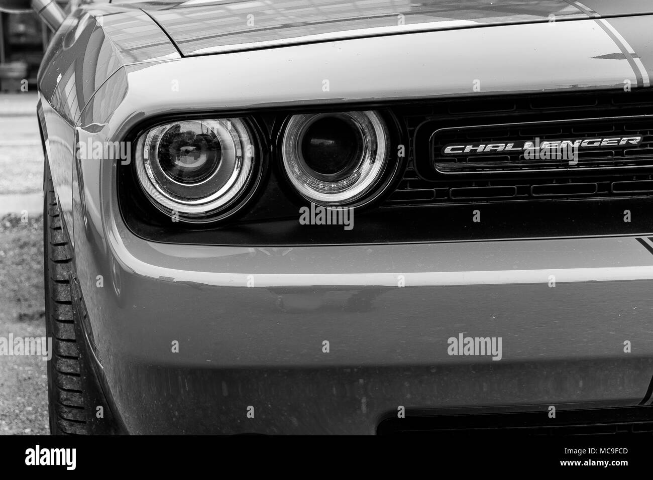 2018 Dodge Challenger, mit wütenden intensive Augen in einfachen Schwarz und Weiß. Stockfoto