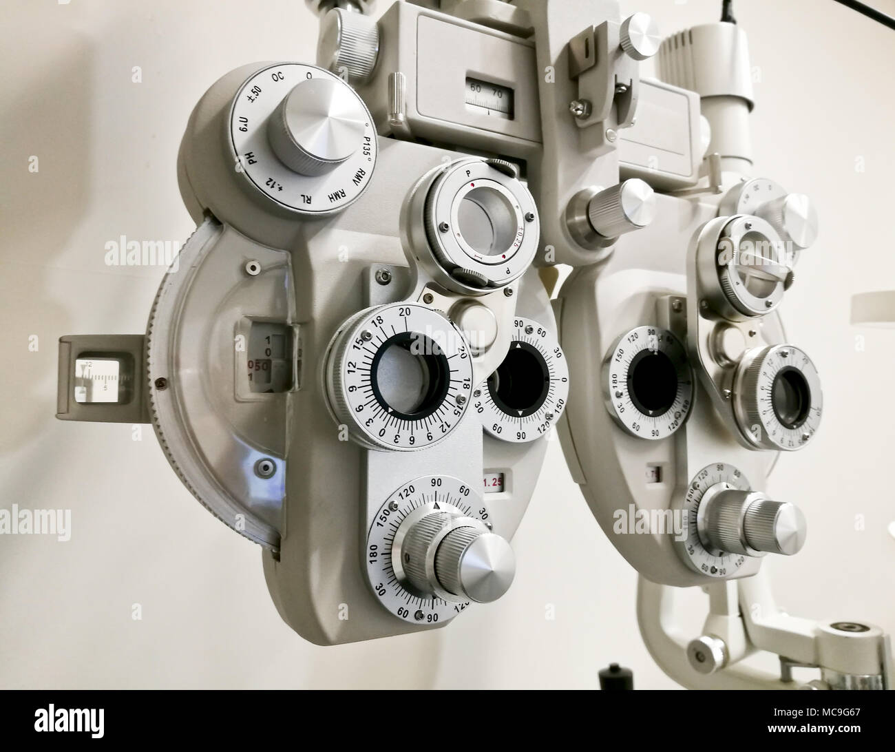 Bifokale Optometrie Sehvermögen Messgerät auf weißem Hintergrund Stockfoto