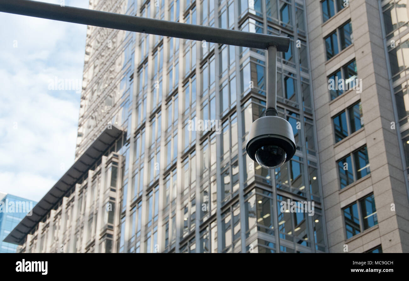 CCTV-Überwachung Sicherheit Dome Kamera im Stadtzentrum Stockfoto