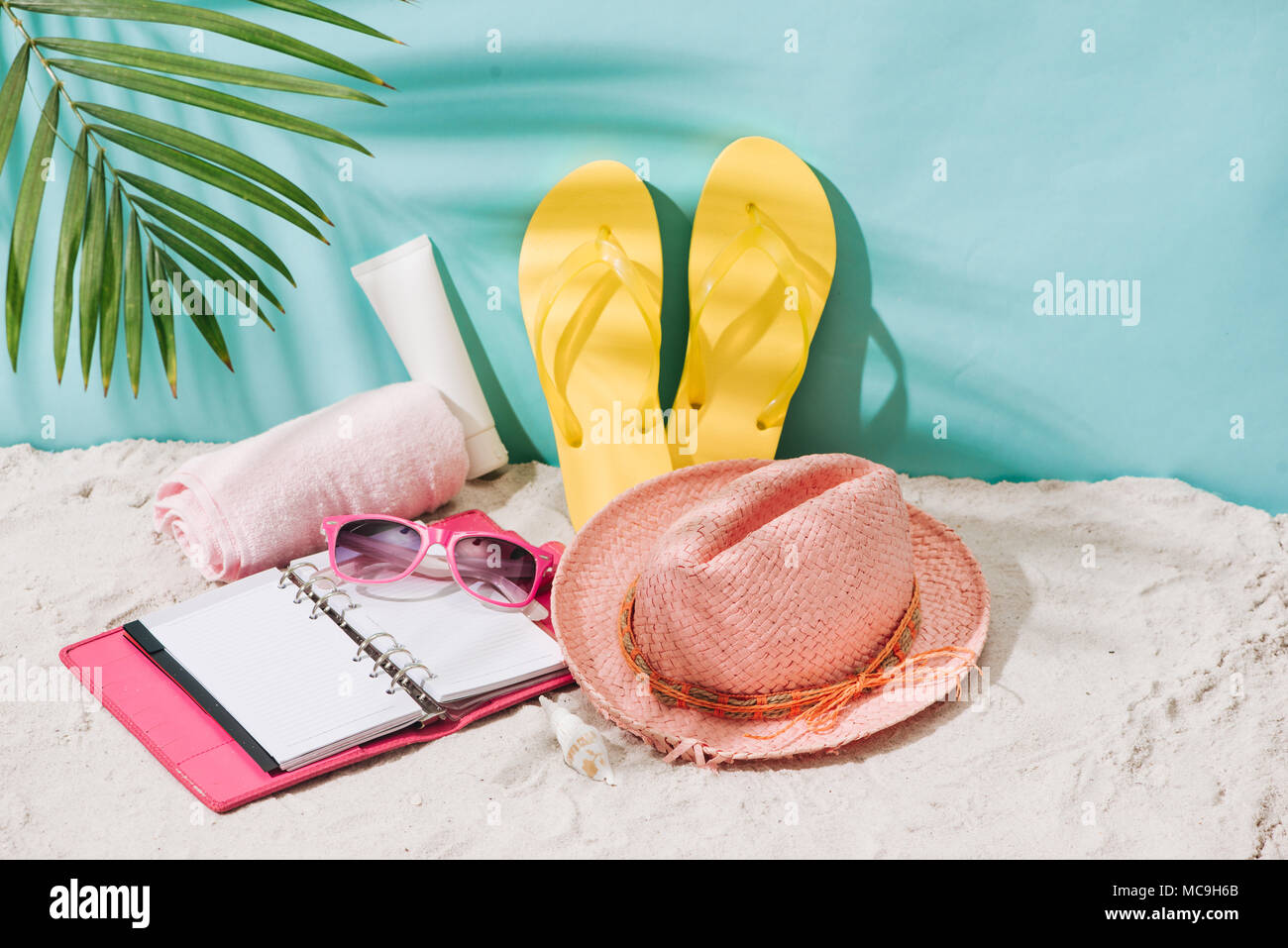 Urlaub (Ferien) tropischen Strand Hintergrund Layout mit leeren Buch öffnen und freier Text. Palmenblättern, exotischen Blumen, Sonnenbrillen und Flip fl Stockfoto