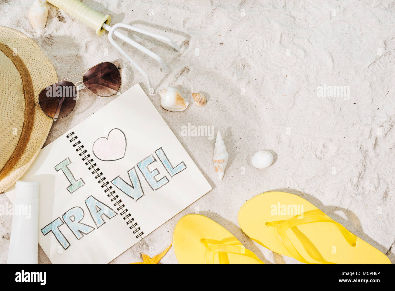 Exotischen Urlaub (Ferien) - Hut, Sonnenbrille und gelb Flip Flops auf Senden. Strand Zubehör für den Menschen. Stockfoto