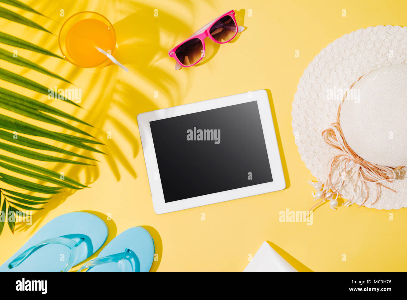 Tablet Computer mit leerer Bildschirm am Strand Sand mit Strand, Ansicht von oben. Sommer Hintergrund Stockfoto