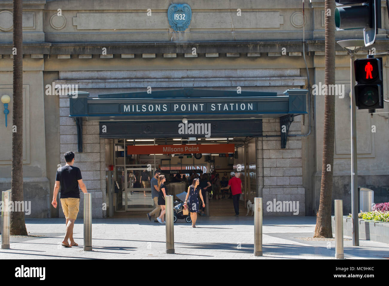 Der Eingang zum Bahnhof Milsons Point. Der Bahnhof ist Teil des nördlichen Endes der Sydney Harbour Bridge, New South Wales, Australien Stockfoto