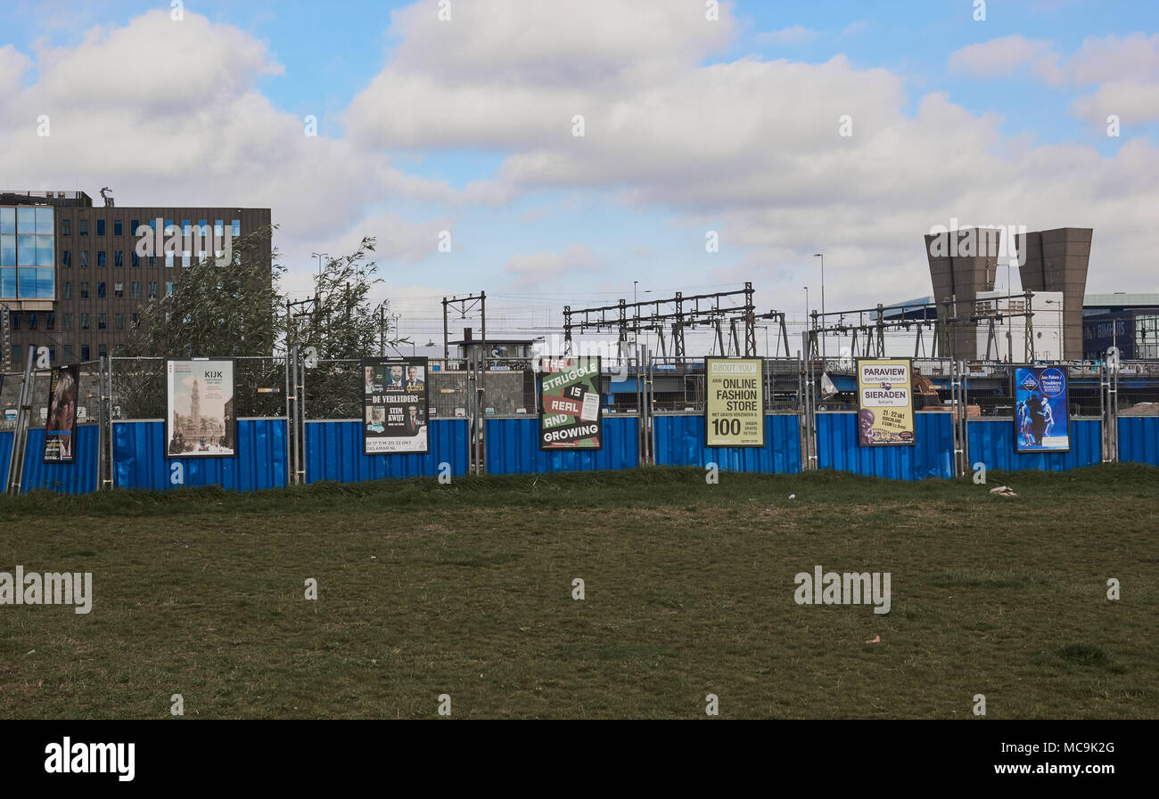 Werbeflächen in der städtischen Landschaft, Amsterdam, Niederlande Stockfoto