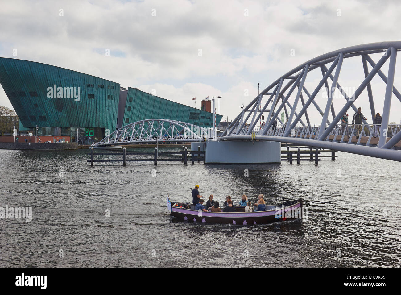 Nemo Science Museum, Oosterdokseiland (Eastern dock Island), Amsterdam, Niederlande. Von Renzo Piano (1997) Stockfoto