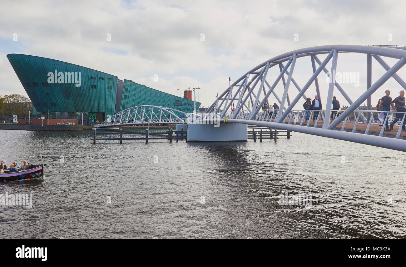 Nemo Science Museum, Oosterdokseiland (Eastern dock Island), Amsterdam, Niederlande. Von Renzo Piano (1997) Stockfoto