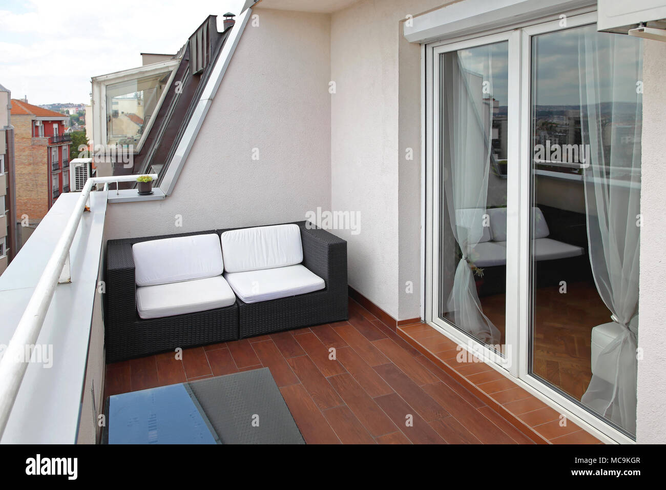 Kleine Terrasse Balkon mit Rattan Sofa Stockfotografie - Alamy