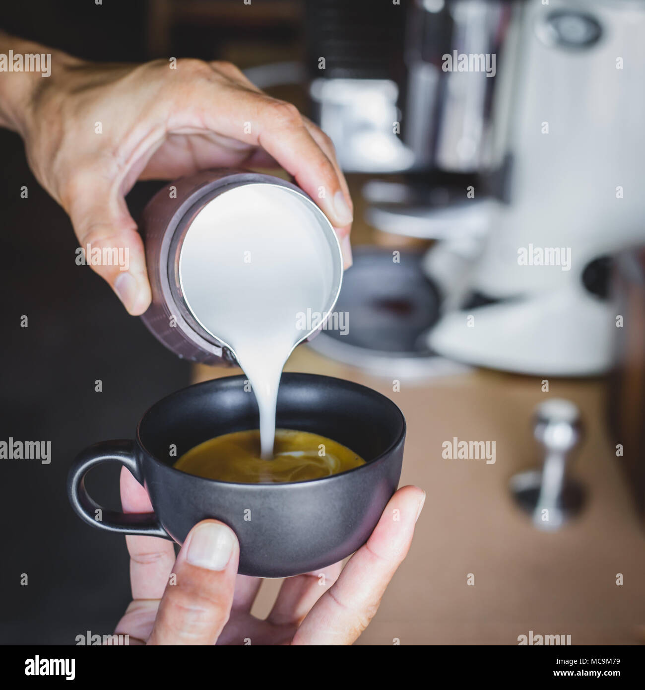Barista, Latte Art im Café Stockfoto