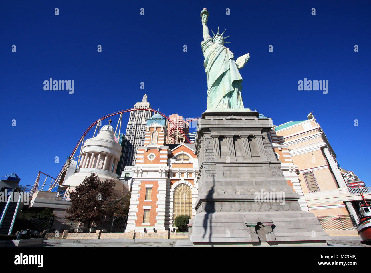 Blick auf die Freiheitsstatue Replik vor der künstlichen NYC Skyline und der Achterbahn der New York - New York, Las Vegas, NV, USA Stockfoto