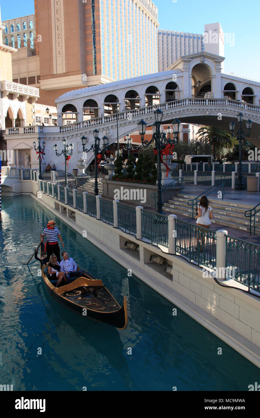 Gondoliere Lenkung seine Gondel auf einem Kanal vor der Rialto Brücke Replik des Venetian Resort Hotel Casino, Las Vegas, NV, USA Stockfoto