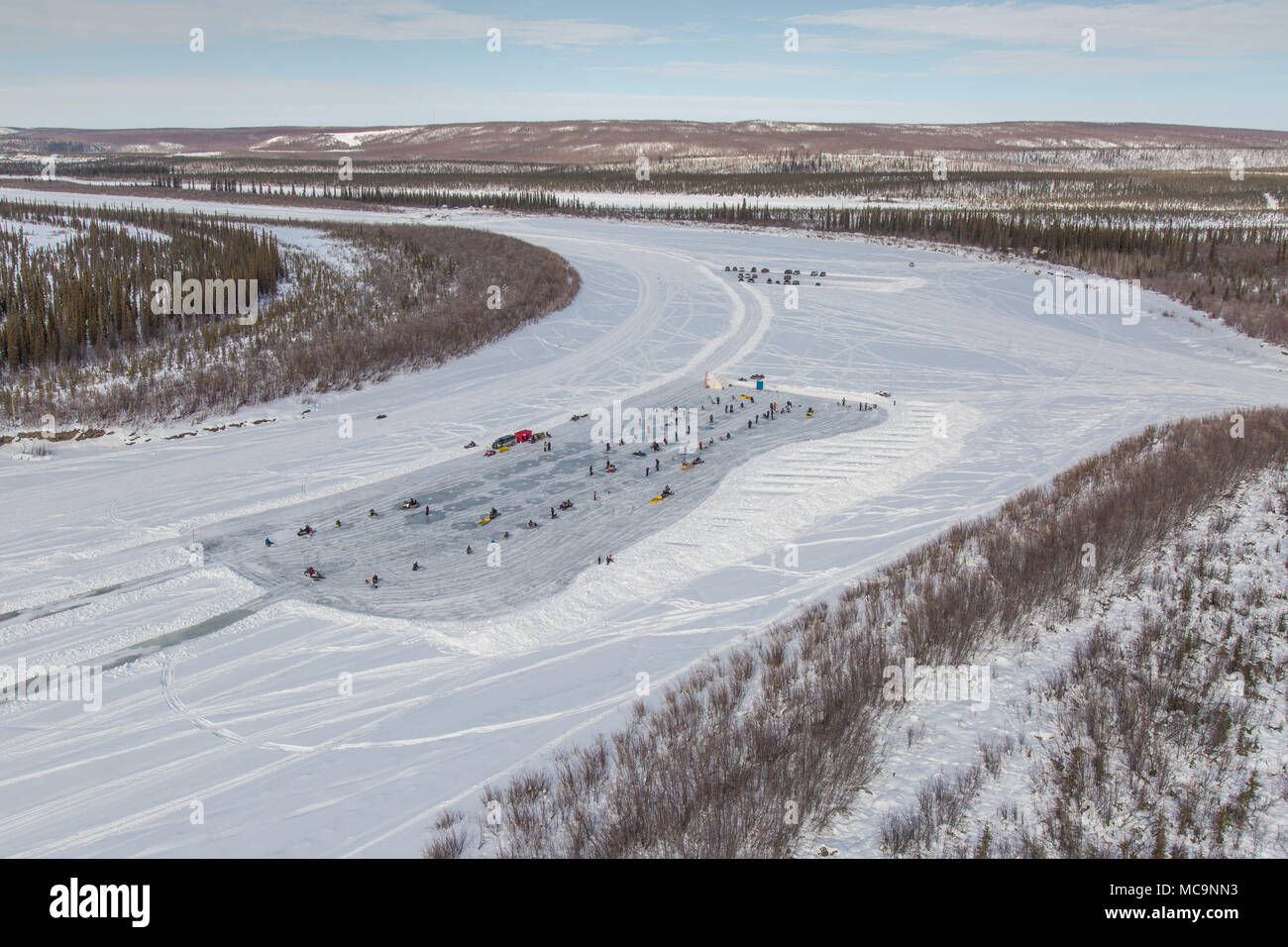 Luftaufnahme von Menschen beim Wintereisefischen Derby auf dem Mackenzie River, 200km nördlich des Polarkreises, in Inuvik, Northwest Territories, Kanada. Stockfoto