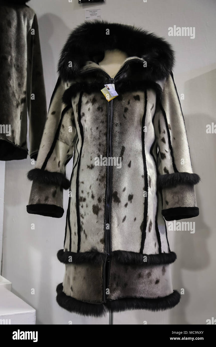 Sealskin Parka der Designerin Rannva Simonsen (mit Sitz in Iqaluit, Nunavut) beim Great Northern Arts Festival in Inuvik, Northwest Territories, Kanada. Stockfoto