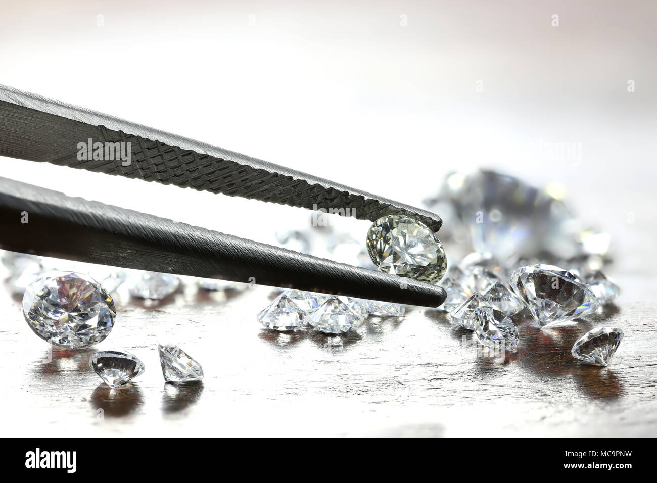 Brillanten Diamanten durch Pinzette gehalten Stockfoto