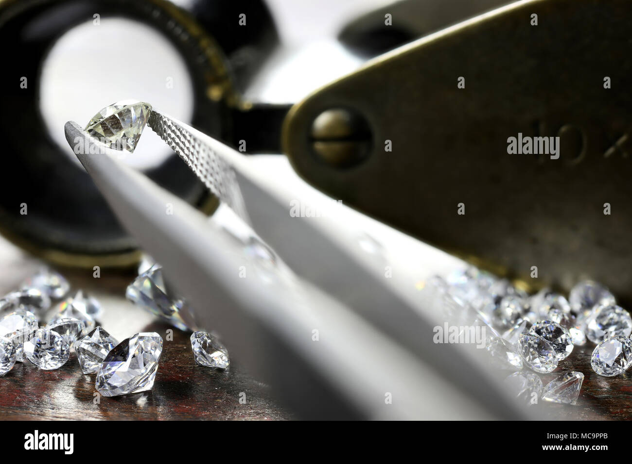 Brillanten Diamanten durch Pinzette gehalten Stockfoto