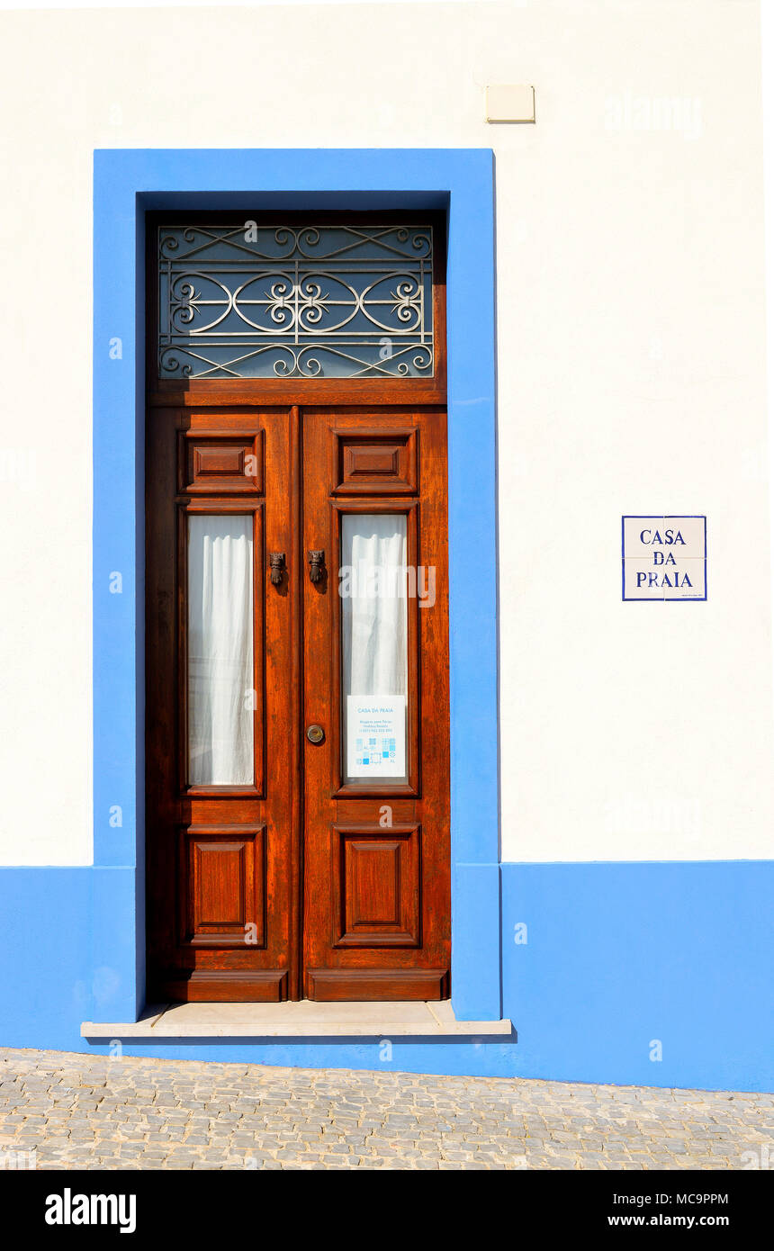 Blaue und weiße Haus mit einem braunen Haustür in die Altstadt von Albufeira Stockfoto