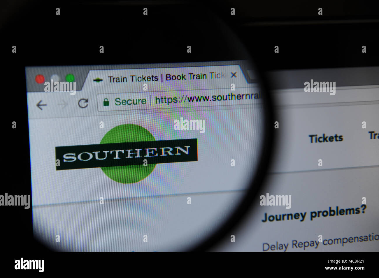 Die Southern Railway Website durch ein Vergrößerungsglas gesehen Stockfoto