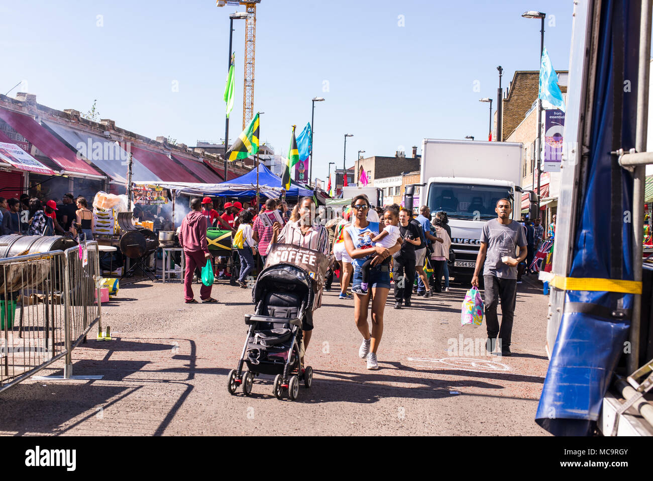 Hackney, London, Großbritannien - 11 September 2016. Menschen zu Fuß rund um den Imbissständen und Sound Systeme während der hackney Karneval 2016 in Ridley Road. Stockfoto