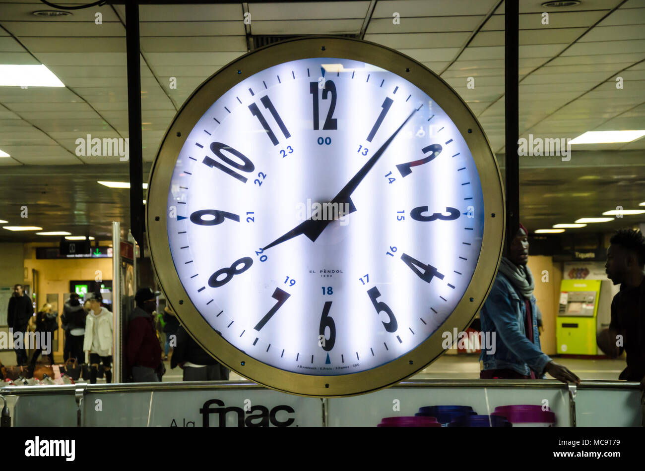 Eine grosse analoge Uhr auf der Plaza de Catalunya Bahnhof in Barcelona, Spanien. Stockfoto