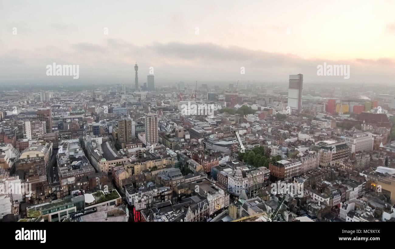 London Town Center City Luftbild mit schönen Skyline Wolken feat. Central Apartments Dächer und Gebäude in England Großbritannien Stockfoto