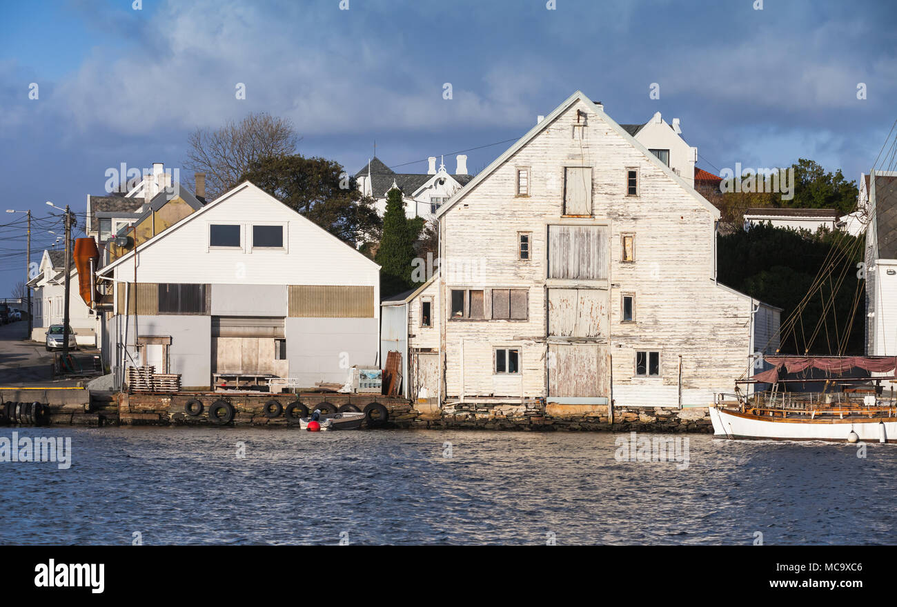 Küstenansicht Haugesund Stadt mit weißen Holzmöbeln Scheunen, Hordaland County, Norwegen Stockfoto