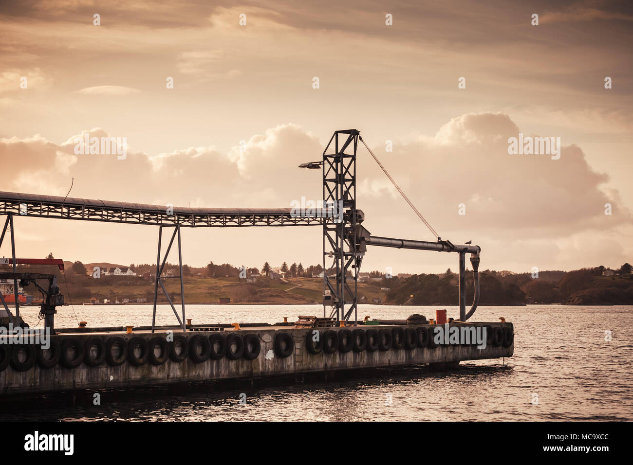 Das Massenladen transporter Struktur Silhouette über bewölkter Himmel, Port. Norwegen Stockfoto