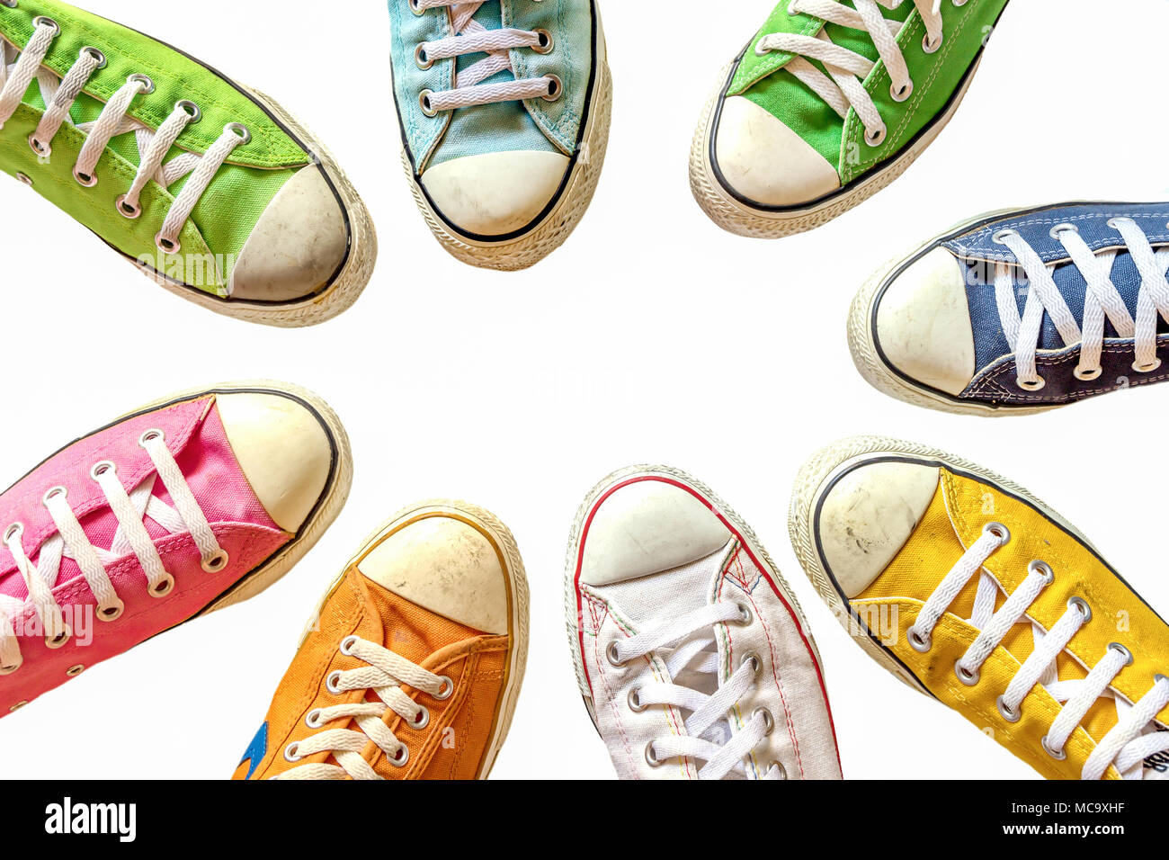 Vielfalt der bunten Leder Schuhe auf einem weißen Hintergrund. Sneaker  Schuhe auf, kühlen Jugend weiß gelb blau schwarz Turnschuhe im Kreis  stehend auf wh Stockfotografie - Alamy