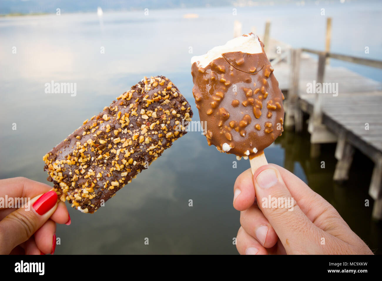 Eis mit Schokolade und Mandeln Hintergrund abgedeckt. Stockfoto