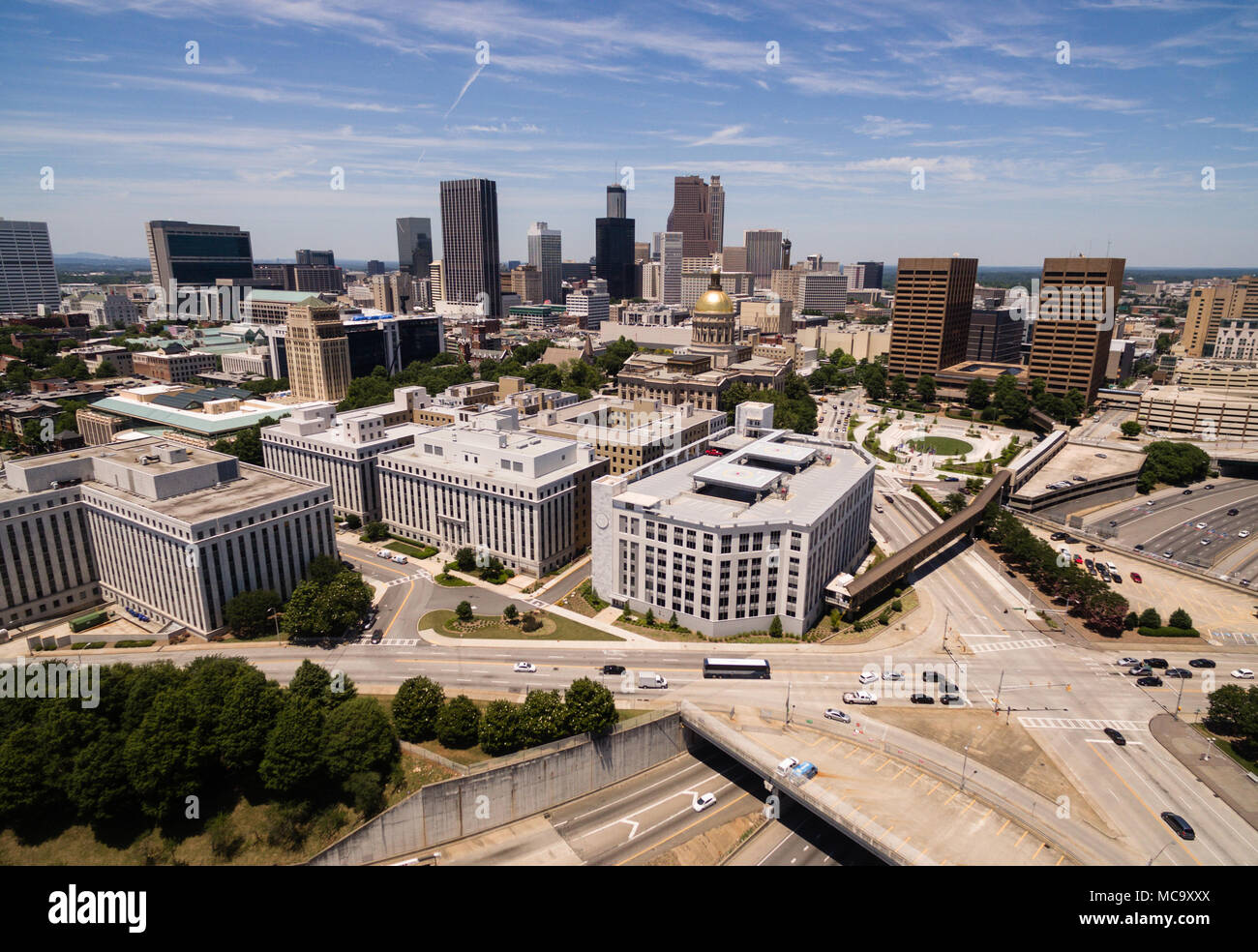 Am späten Nachmittag sonnigen Sommertag in der Innenstadt von Atlanta aus einer Birds Luftaufnahme. Stockfoto