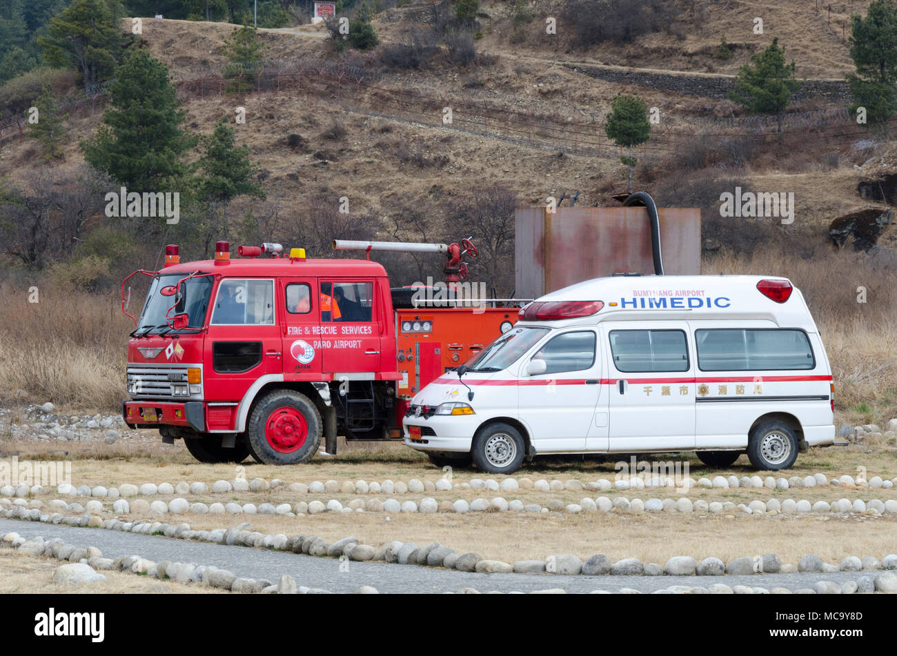 Feuerwehr und Krankenwagen in Bumthang Flughafen, Bhutan Stockfoto