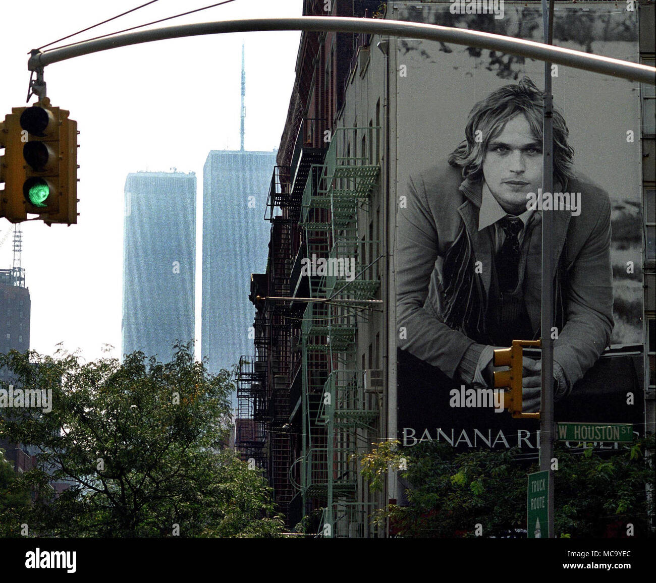 Eine ängstliche Suche Plakat mit der Twin Towers im Hintergrund der Tag vor dem 11. September 2001 Terroranschlag auf das World Trade Center in New York City. foto DON TONGE Fotograf Stockfoto