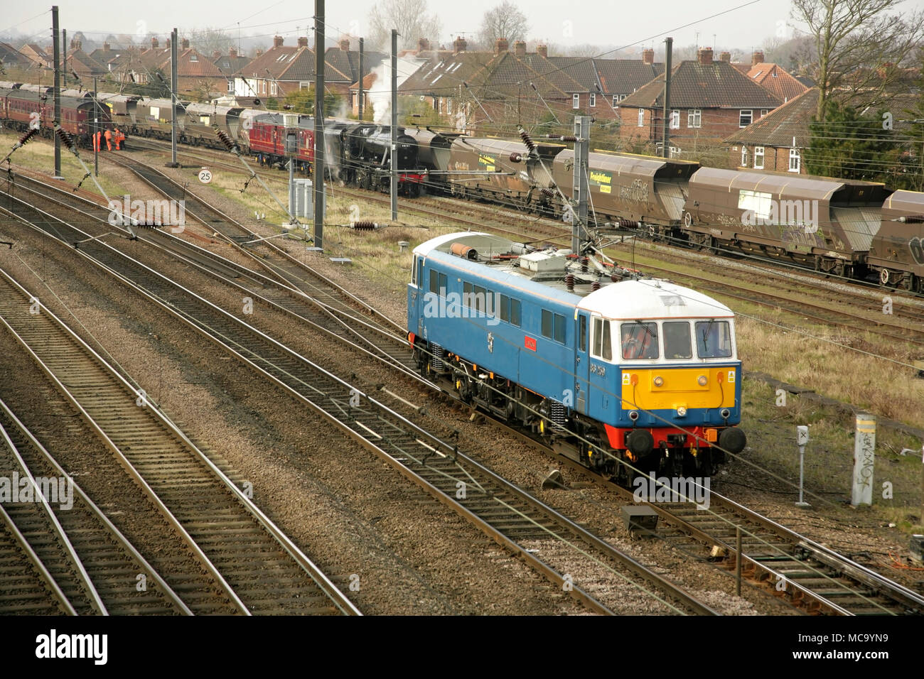 Erhalten der British Rail Class86 E-Lok 86259 "Les Ross' am Holgate Abstellgleise, York, UK mit Dampf Charter Service hinter sich. Stockfoto