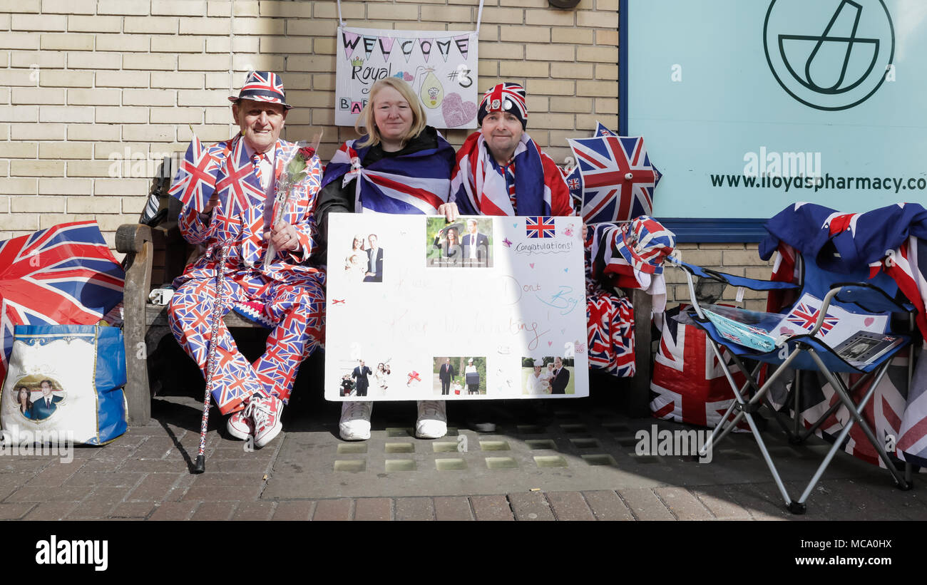 Royal fans L-R; Terry Hutt, 82, von Weston-Super-Mare, Maria Scott, 46, aus Newcastle und Johannes Loughrey, 63, aus Streatham) haben Camping außerhalb der Lindo Flügel, St Mary's Hospital, London, seit Montag, 9. April in Erwartung der Geburt des Herzogs und der Herzogin von Cambriges 3 Baby noch in diesem Monat. Credit: Amanda Rose/Alamy leben Nachrichten Stockfoto