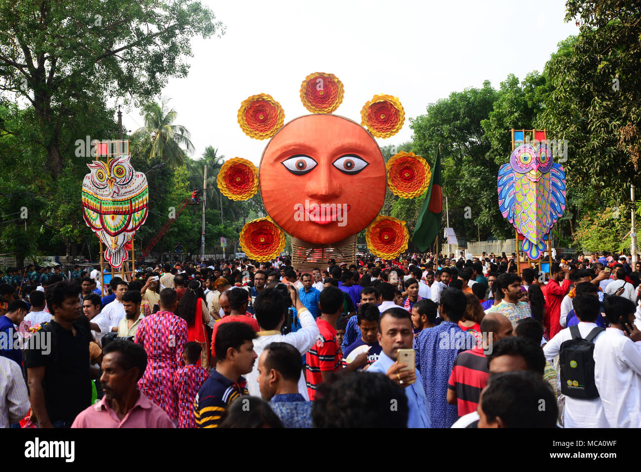 Dhaka, Bangladesch, 14. April 2018. Bangladeshi Menschen beteiligen sich an einer Parade der erste Tag der Bangla neues Jahr oder 'Pahela Baisshakh', in Dhaka, Bangladesch zu Feiern, am 14. April 2018. Tausende von Menschen in Bangladesch am Samstag feierte Bangla Neues Jahr 1425 mit Messen, Konzerte und Rallyes. Credit: Mamunur Rashid/Alamy leben Nachrichten Stockfoto