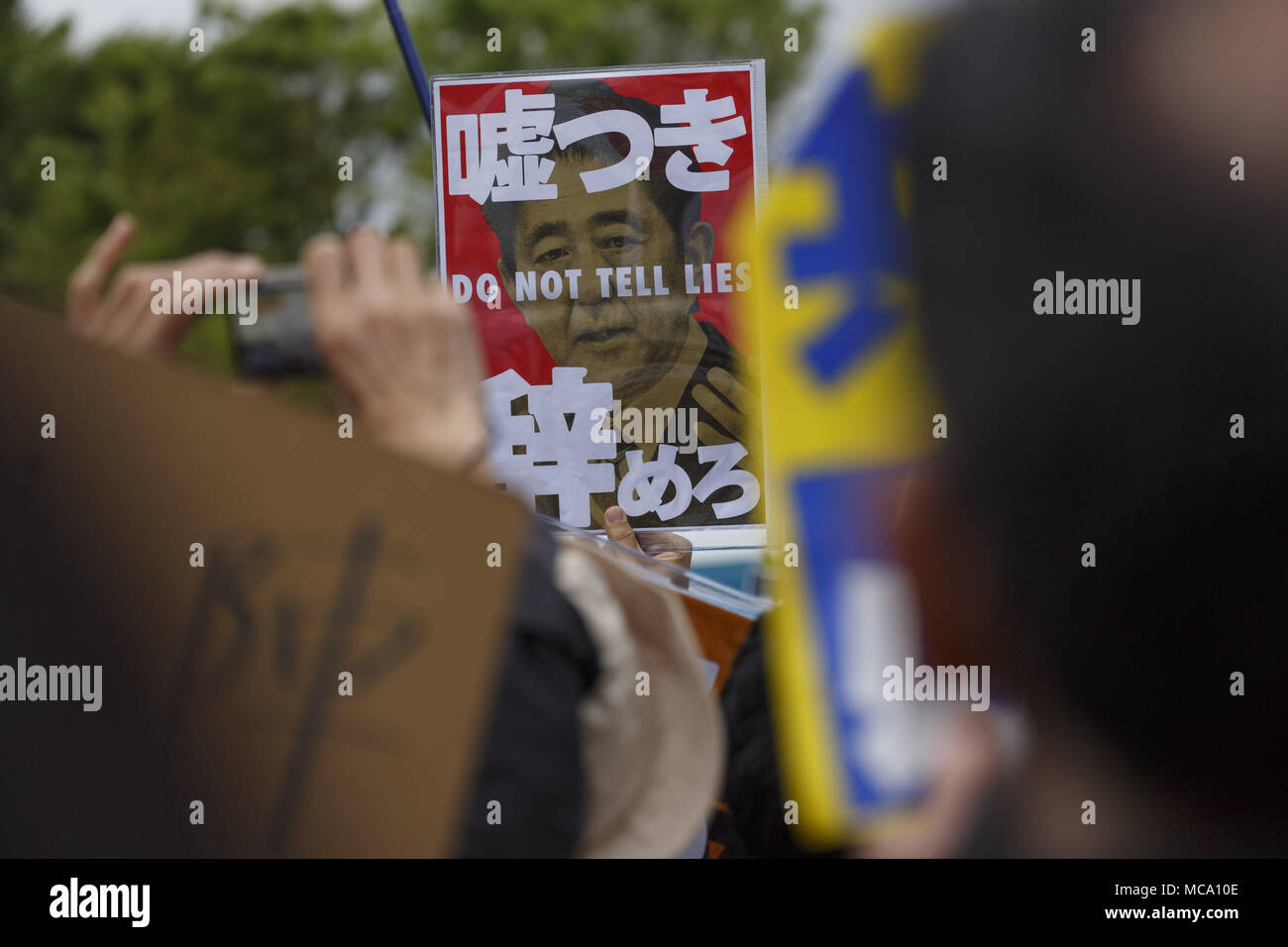 Tokio, Japan. 14 Apr, 2018. Anti-Abe Demonstranten versammelt sich vor der National Diet Gebäude behauptet PM Shinzo Abe's Resignation in Tokio, Japan. Veranstalter Anspruch über 30.000 Demonstranten die Rallye anspruchsvolle Abe's Rücktritt für die Moritomo Gakuen und Kake Gakuen Skandalen verbunden. Credit: Rodrigo Reyes Marin/über ZUMA ZUMA Kabel/Kabel/Alamy leben Nachrichten Stockfoto