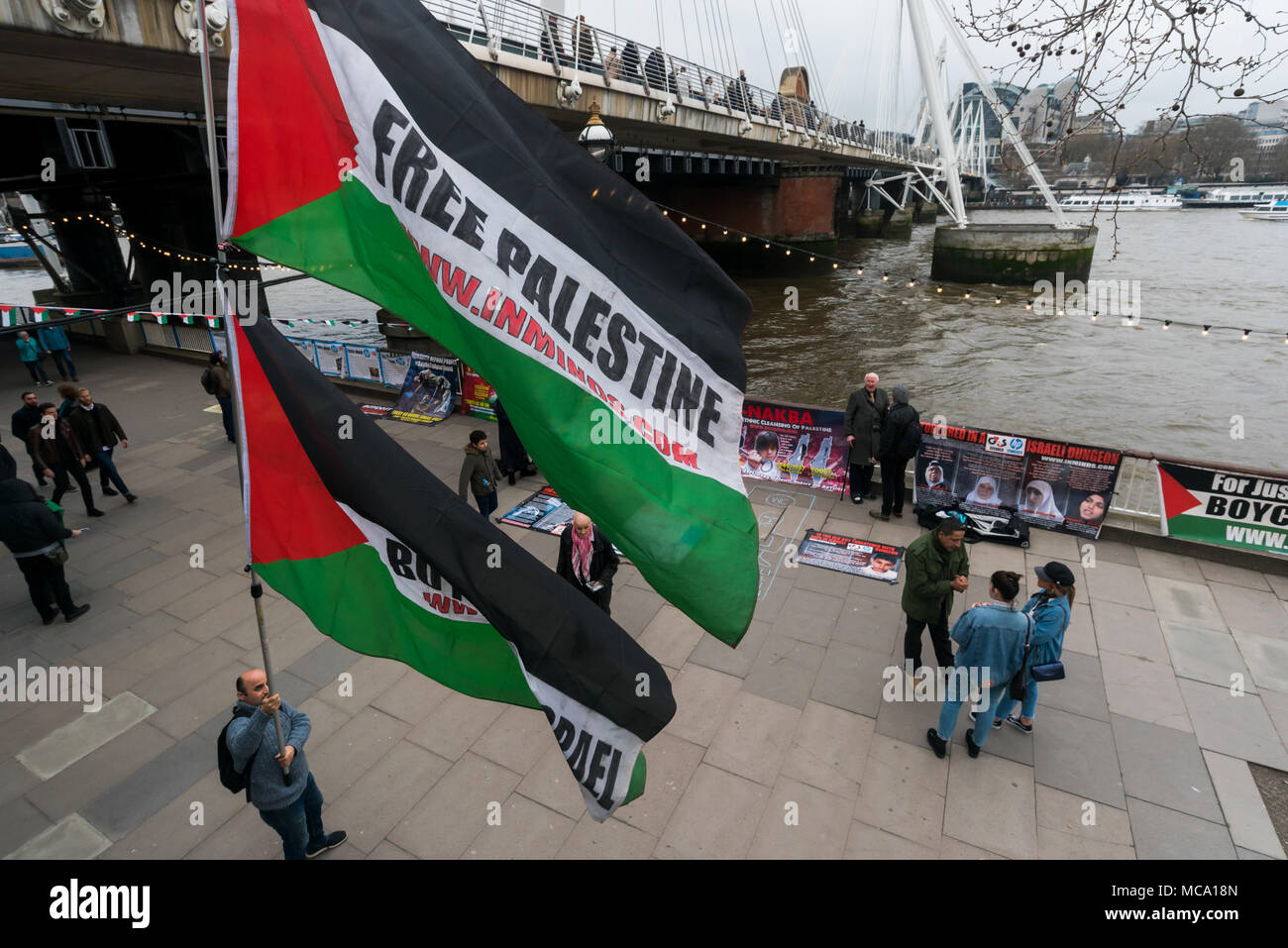 April 13, 2018 - London, UK. 13. September 2018. Eine Mahnwache am Südufer der Themse auf palästinensische Gefangene Tag Highlights die Not der rund 6.500 Palästinenser in israelischen Gefängnissen, rund 350 davon sind Kinder. Die Demonstranten wurden mehrere Palästinenser und wurden von einer anti-zionistischen ultra-orthodoxer Jude. Ihre Anzeige enthalten eine tatsächliche Größe Zeichnung eines israelischen U-Haft Zelle, in der die Kinder in Isolation gehalten werden. Die Demonstranten verteilten Flugblätter und mit denen zu Fuß durch, und Reden gesprochen hat Fakten über die Gefangenen. In zwei Monaten dieses Ja Stockfoto