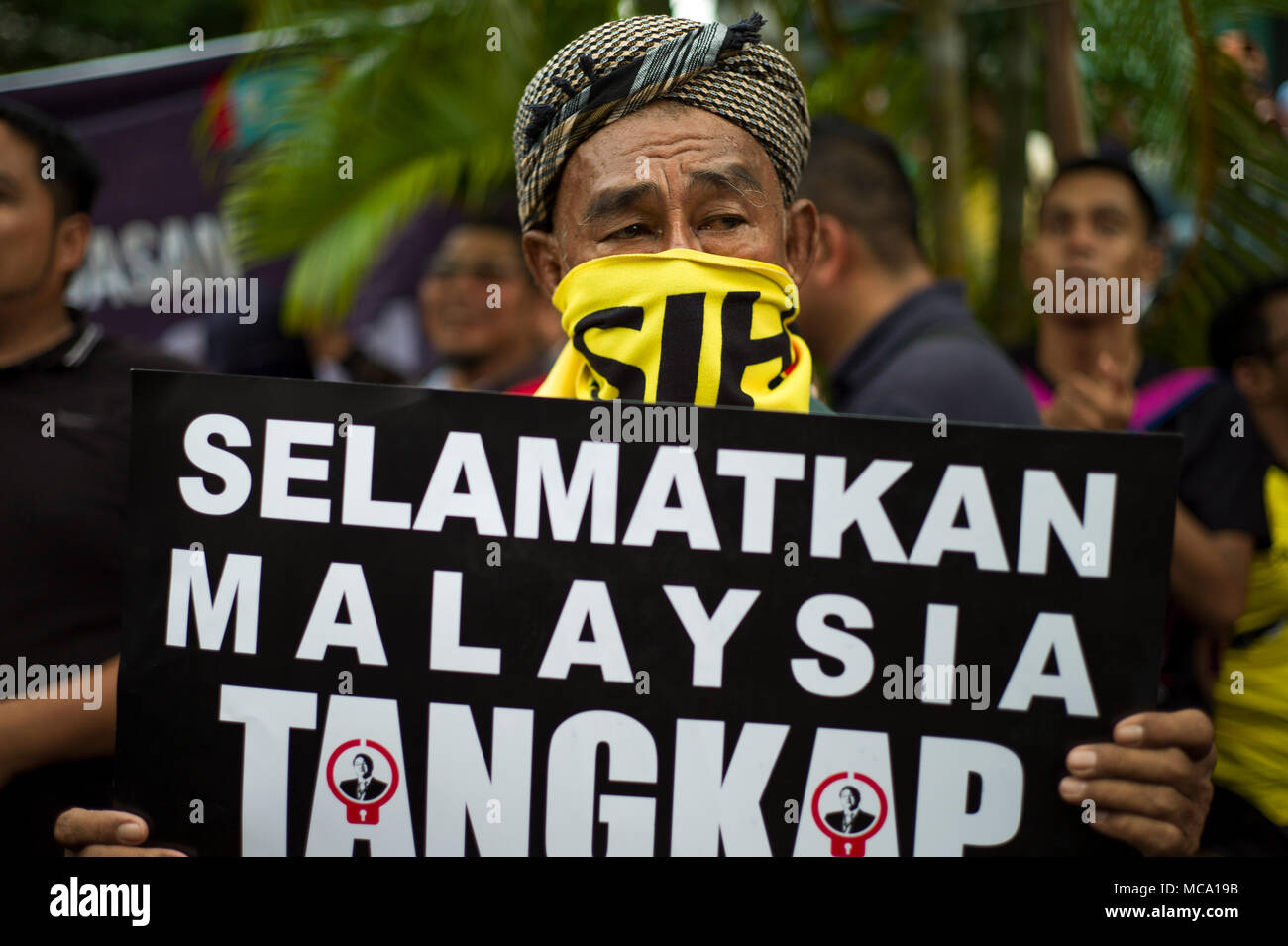 Kuala Lumpur, Malaysia, am 14. April 2018. Demonstrant hält Plakate 'Speichern Malaysia, Verhaftung der Dieb" während eines Protestes in Kuala Lumpur, Malaysia, am 14. April 2018. Hunderte von Demonstranten in Kuala Lumpur gesammelt für die "Tangkap (Haft) Jho Low" zu nennen. Malaysischer Geschäftsmann niedrige Taek Jho (im Volksmund bekannt als Jho Low), vorgeworfen, Links zu einem Grundstück zum Absaugen von Milliarden von Dollar von einem malaysischen Staat finanzieren. Stockfoto