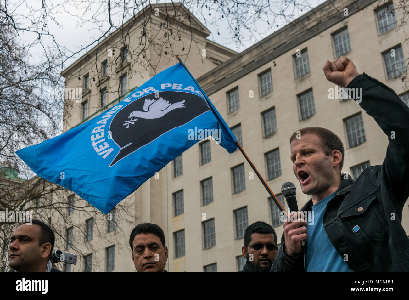 April 13, 2018 - London, UK. 13. April 2018. Ben Griffin. Veteranen für den Frieden. Der Krieg und die Syrer Protest in Downing St stoppen Aufruf für Theresea kann ihre Pläne Syrien mit den USA und Frankreich zur Bombe zu stoppen Nach den Berichten über eine chemische Waffe Angriff gibt. Den Krieg Stoppen in einem Brief von MPs, Gewerkschafter und andere unterzeichnet übergeben und hielt eine Kundgebung auf der gegenüberliegenden Seite von Whitehall, mit Reden von Stop den Krieg und andere Aktivisten. Laut Chanten fortgesetzt und viele der Anwesenden überquerte die Straße draußen Downing St vor Blockieren beide Richtungsfahrbahnen von Whitehall zu protestieren. Nach einigen m Stockfoto