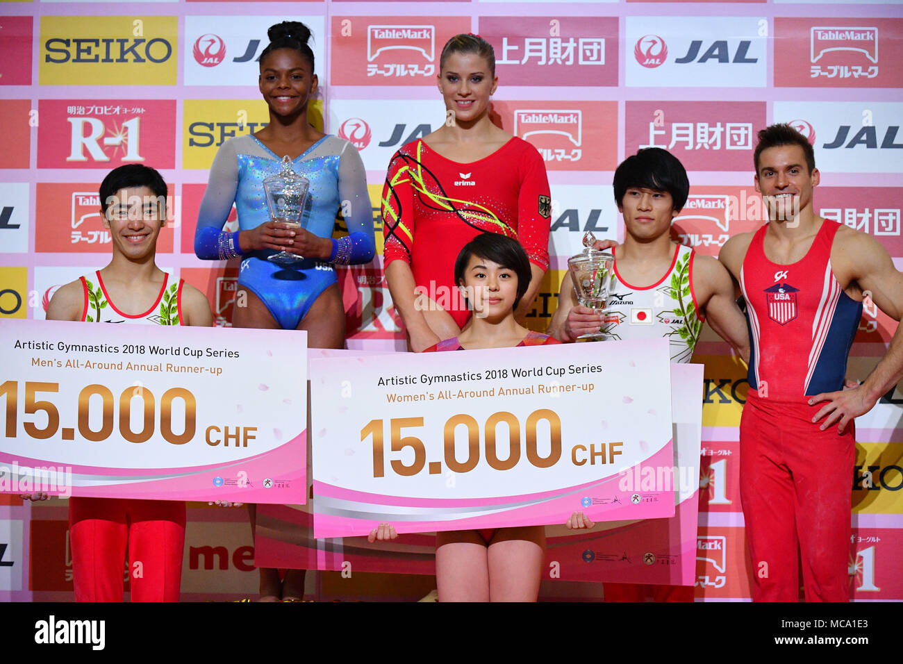 Tokyo Metropolitan Gymnasium, Tokio, Japan. 14 Apr, 2018. (L - R) Kenzo Shirai (JPN), Trinity Lemyra Thomas (USA), Elisabeth Seitz (GER), Mai Murakami, Wataru Tanigawa (JPN), Samuel Mikulak (USA), 14. April 2018 - Turnen: ABB. Gymnastics World Cup, Tokio Cup 2018 Preisverleihung im Tokyo Metropolitan Gymnasium, Tokio, Japan. Credit: MATSUO. K/LBA SPORT/Alamy leben Nachrichten Stockfoto