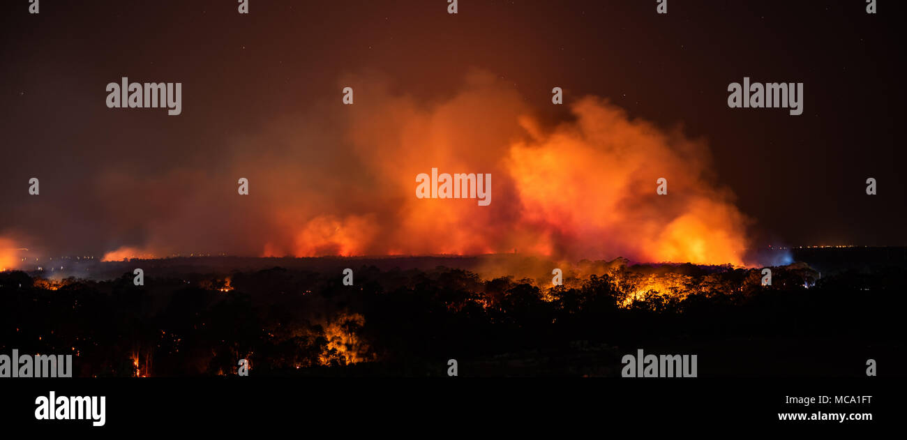Holsworthy, Sydney, Australien, 14. April 2018. 140 Feuerwehrleute kämpfen mehrere Buschfeuer Holsworthy, Sydney, Australien Quelle: Justin Eid/Alamy leben Nachrichten Stockfoto