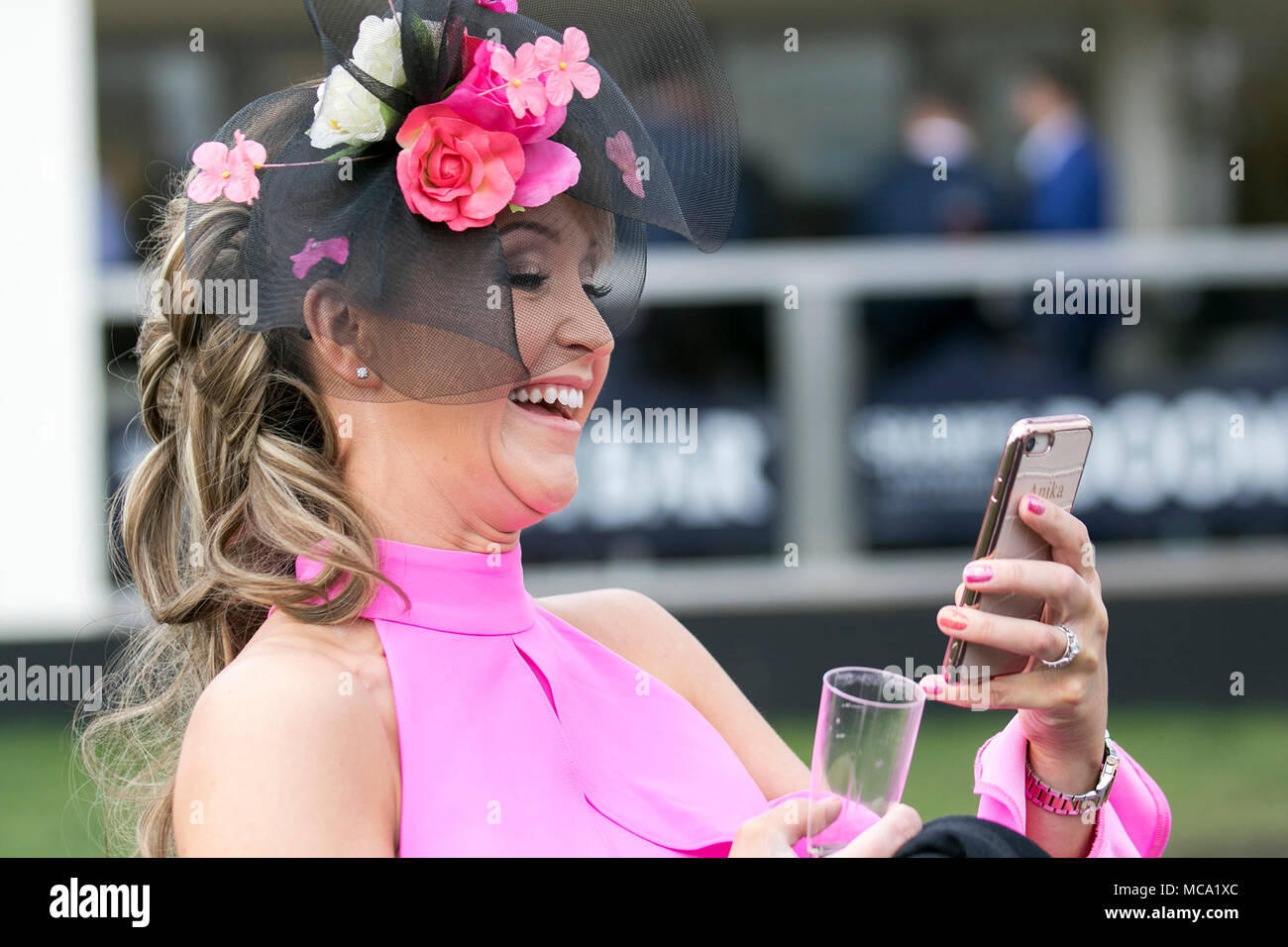 Der Randox Gesundheit Grand National, Aintree, Liverpool, Merseyside. 14. April 2018. Eine selfie an den berühmtesten Ereignis im Horse racing Kalender heißt Menschen auf diese sehr spezielle Parade der Damen Outfits & die besten weiblichen Mode. Racegoers sind gedrängt worden, der Marder up" zu der Veranstaltung mehr "aspirational" als Tausende von glamourösen Frauen durch den Eintrag Tore auf der einen und nur "Grand National" als bis zu 90.000 Besucher werden erwartet, die spektakulären National Hunt Racing Event Gießen zu machen. Credit: Mediaworld Images/Alamy leben Nachrichten Stockfoto