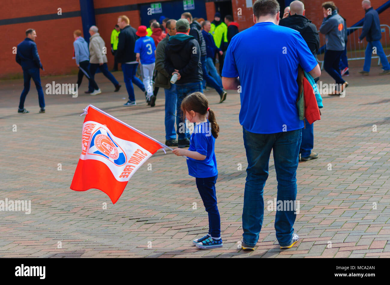 Glasgow, Schottland, Großbritannien. 14. April 2018. Scottish Cup Halbfinale zwischen Aberdeen Football Club und Motherwell Football Club am Hampden Park. Motherwell gewann das Spiel mit 3-0. Abgebildet ist ein junger Fan mit einer Flagge. Credit: Skully/Alamy leben Nachrichten Stockfoto