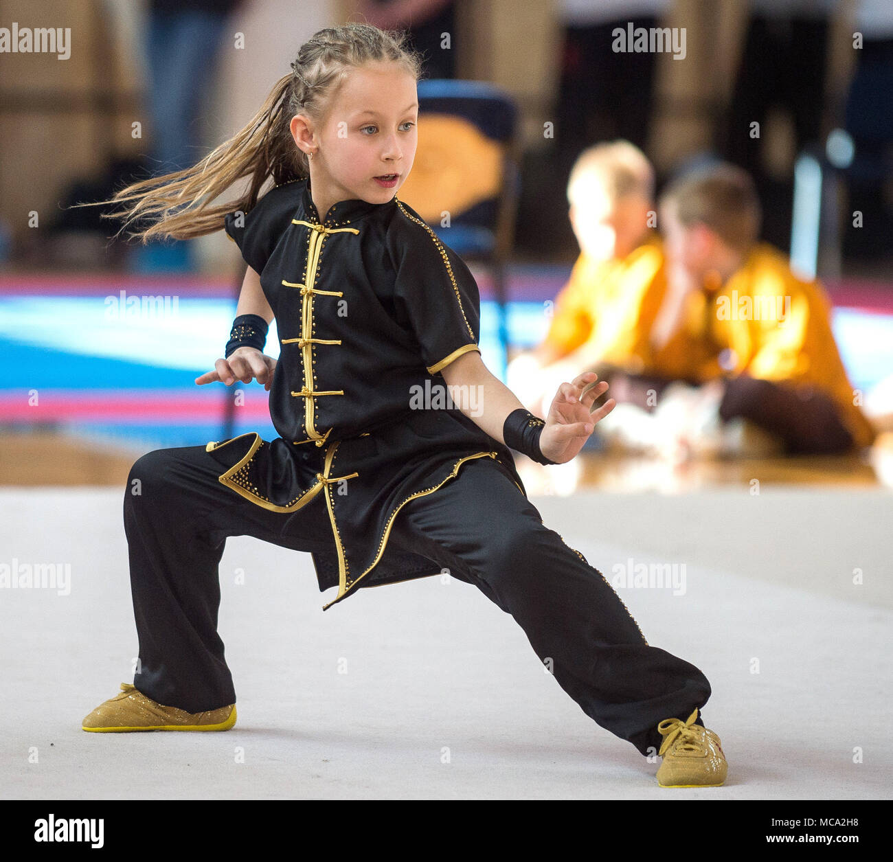 Vilnius. 14 Apr, 2018. Ein junger Athlet konkurriert an den Vierten Litauische öffnen Wushu Meisterschaft in Vilnius, Litauen am 14. April 2018. Vierte Litauische öffnen Wushu Meisterschaft begann am Samstag, Gewinnung von mehr als 100 Athleten aus der ganzen Welt teilnehmen. Credit: alfredas Pliadis/Xinhua/Alamy leben Nachrichten Stockfoto